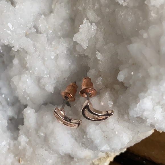 Dainty moon stud earrings! - Picture 2 of 3